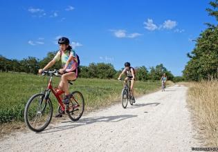 Famille se baladant à vélo