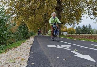 Personne âgée à vélo