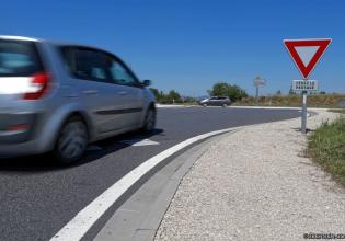 Voiture sur une route départementale
