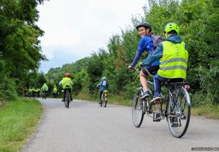 Enfants à vélo sur une piste cyclable