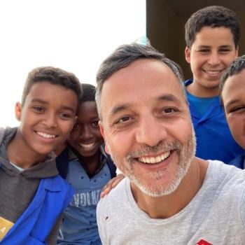 Photo de groupe avec un bénévole et 4 jeunes