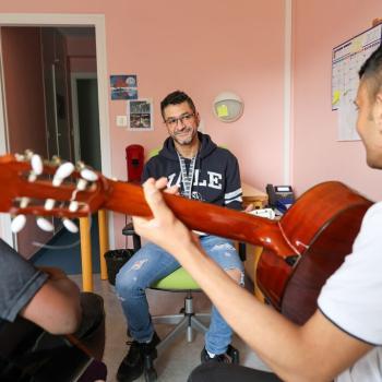 Liens intergénérationnels entre des jeunes et un éducateur