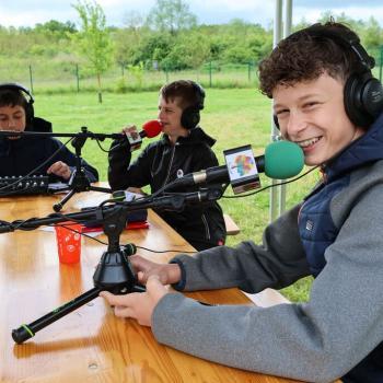 Collégiens au micro d'une webradio