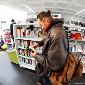 Lecteur à la médiathèque départementale