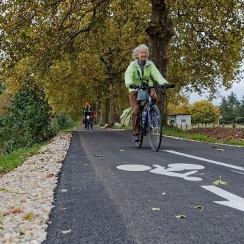 Personne âgée pratiquant le vélo sur une véloroute