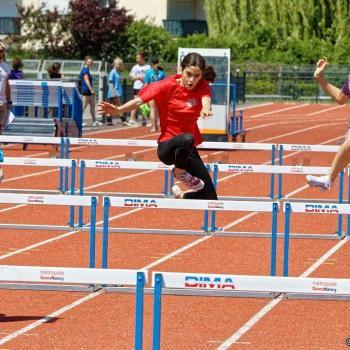 Jeune pratiquant l'athlétisme