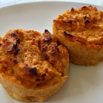 Deux flans de carottes sur une assiette