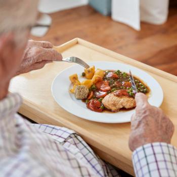 Portage de repas à une personne âgée