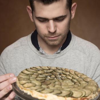 Portrait du chef avec sa tarte tatin de courgettes