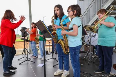 Collégiens jouant dans un orchestre - Agrandir l'image 4 sur 4, fenêtre modale