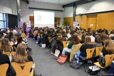 Vue générale du public lors des échanges - Agrandir l'image 5 sur 5, fenêtre modale