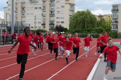 Groupe de collégiens courant sur une piste d'athlétisme - Agrandir l'image 1 sur 5, fenêtre modale