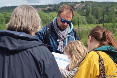 Participants observant un plan - Agrandir l'image 3 sur 3, fenêtre modale