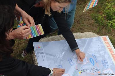 Participants collant des gommettes sur le plan - Agrandir l'image 2 sur 3, fenêtre modale