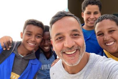 Photo de groupe avec un bénévole et 4 jeunes