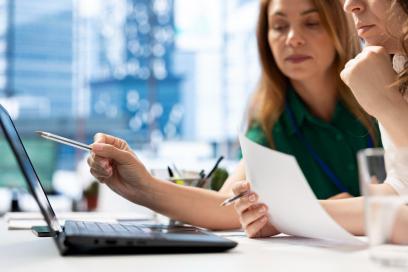 Deux femmes en train de travailler sur un ordinateur - Agrandir l'image, fenêtre modale