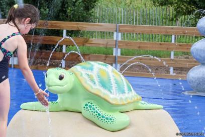 Fillette profitant de jeux d'eau - vacances - Agrandir l'image, fenêtre modale