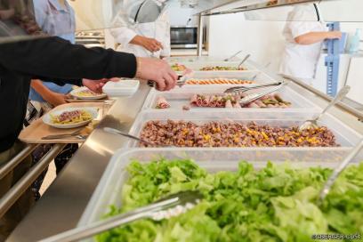 Collégien - passage au self - cantine - Agrandir l'image, fenêtre modale