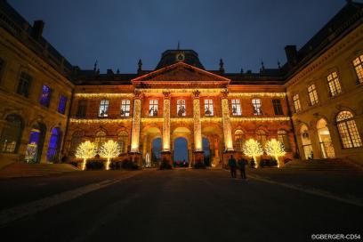 Façade du château de Lunéville illuminée pour les fêtes - Agrandir l'image, fenêtre modale