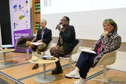 Trois intervenants lors des échanges - Agrandir l'image, fenêtre modale