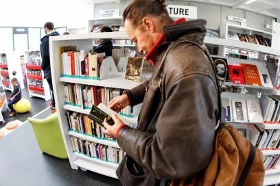 Lecteur à la médiathèque départementale - Agrandir l'image, fenêtre modale