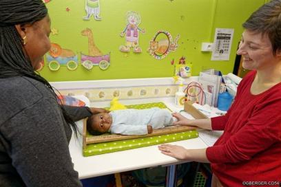 Consultation de PMI : professionnelle, maman et son bébé - Agrandir l'image, fenêtre modale