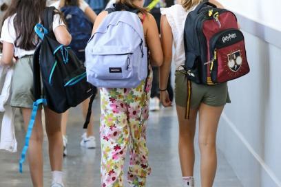 Collégiens vus de dos, dans un couloir de collège - Agrandir l'image, fenêtre modale