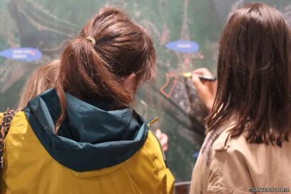 Deux femmes annotant un plan - Agrandir l'image, fenêtre modale