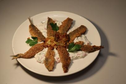 Sardines panées dressées sur une assiette - Agrandir l'image, fenêtre modale