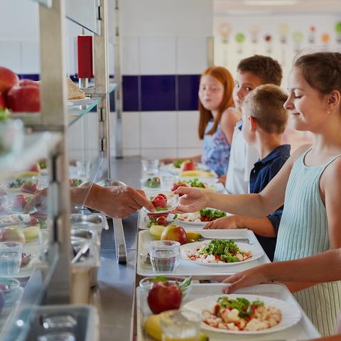 Visuel de la campagne institutionnelle du CD54 : enfants à la cantine